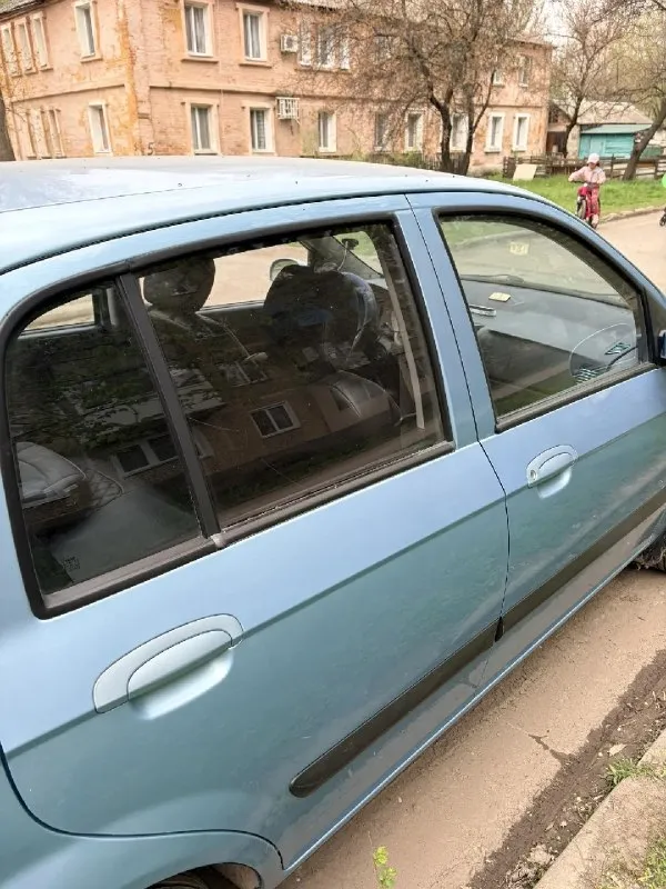 Продам гетц 2008 г. 159 тыс пробег. автомат 1.4. машина полностью обслужена, вложений не требует. замена масла в двигателе, замена масла в акпп, замена бензонасоса, замена датчика коленвала, замена наконечников, замена всех ремней, замена передних колодок, новые чехлы в салоне, два комплекта резины, летняя новая, сигнализация с обратной связью центурион, электрорегулировка зеркал, подогрев передних сидений, климат контроль, 4 стеклоподъёмника, парктроники, камера видеонаблюдения. без ржавчины, жуков и. т. д, кузов хорошем состоянии. 2 комплекта резины. документы все в порядке. оформление в мрэо, без проблем с моим присутствием, техосмотр пройден✅. я собственник осмотр донецк +79493940701 📞 🇷🇺 звоните: +79493940701 - фотография - 4