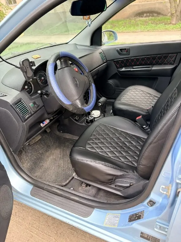 Продам гетц 2008 г. 159 тыс пробег. автомат 1.4. машина полностью обслужена, вложений не требует. замена масла в двигателе, замена масла в акпп, замена бензонасоса, замена датчика коленвала, замена наконечников, замена всех ремней, замена передних колодок, новые чехлы в салоне, два комплекта резины, летняя новая, сигнализация с обратной связью центурион, электрорегулировка зеркал, подогрев передних сидений, климат контроль, 4 стеклоподъёмника, парктроники, камера видеонаблюдения. без ржавчины, жуков и. т. д, кузов хорошем состоянии. 2 комплекта резины. документы все в порядке. оформление в мрэо, без проблем с моим присутствием, техосмотр пройден✅. я собственник осмотр донецк +79493940701 📞 🇷🇺 звоните: +79493940701 - фотография - 7