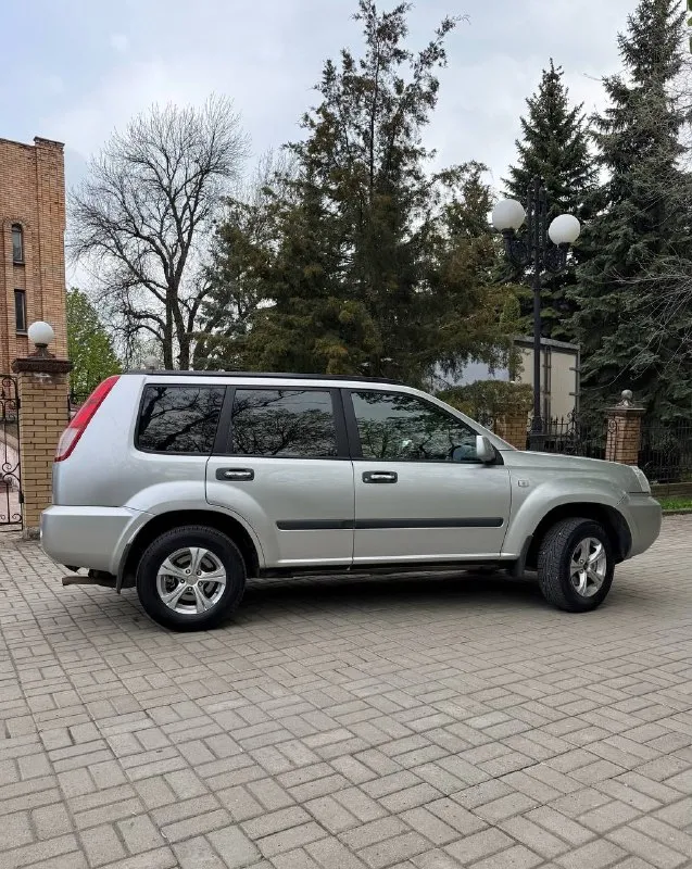 В продаже nissan x-trail - 2.5 л, бензин (165 л. С) пробег - 152.800 км. Кузов в около-идеале, без ржавчины, вмятин и царапин. В родном окрасе. Остекление, оптика и всё навесное - заводское. (даже лобовое всё ещё родное) сборка япония. Полный привод : all-mode 4x4 (имеет 3 режима)

Двигатель цепной, работает прекрасно, никаких посторонних звуков, везде заводской герметик. Автомат переключается отлично, масло свежее. Ходовая перебрана в январе : пыльники, опоры, стойки, сайлентблоки и ступичные подшипники. Обработаны внутренние арки и пороги в январе.

Техосмотр пройден, авто готово к оформлению. Цена : 780,000 рублей. Рассрочки и обмена нет. Территориально находится в г макеевка (центр) контакты : +7(949)003-33-27, +7(979)028-27-27
Мессенджер telegram и max есть на первом тел. - фотография - 6