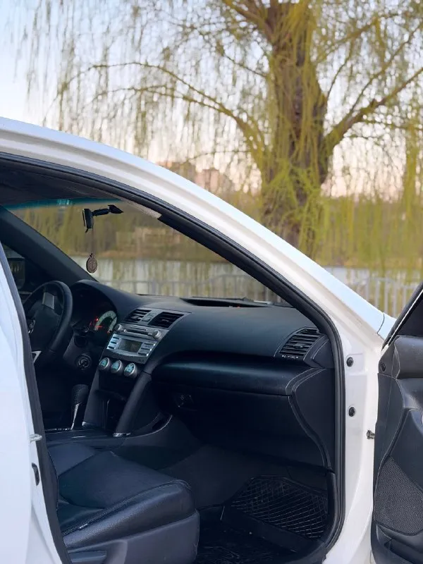 🔥 toyota camry xv40, 2010г — проверенный временем, комфортный и стильный автомобиль! один владелец двигатель 2.5 бензин — работает ровно и стабильно, не дымит, масло не расходует, тянет уверенно, вложений не требует. 6 ступенчатый автомат (aisin) — переключает плавно, без пинков и каких-либо нареканий. ходовая часть — отрабатывает мягко, без посторонних звуков. 💎 черный кожаный салон, сиденья с боковыми поддержками, без потертостей, в отличном состоянии. мультируль, удобная посадка, всё для комфортной езды. 🚘по внешнему виду — на автомобиле красивый, индивидуальный обвес (юбка) 📍 осмотр: донецк 🔄 возможен обмен 💳 помогу с оформлением кредита 💰 цена: 970 000 ₽ (торг быстрым) ☎️ +7 949 453-80-40 ☎️ +7 949 742-53-98 номер рф: 89281188827 📞 звоните: +7(949)4538040 - фотография - 7