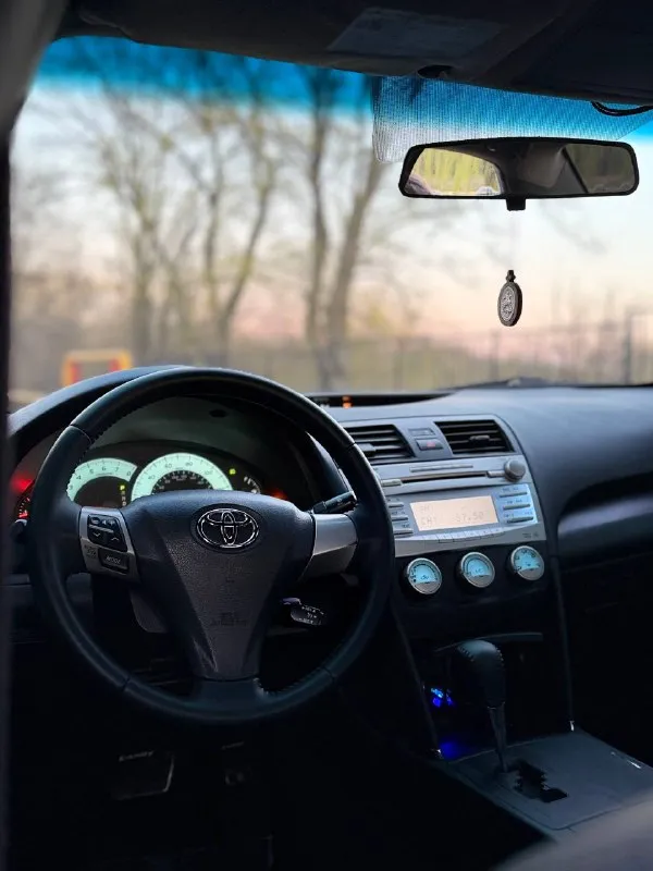 🔥 toyota camry xv40, 2010г — проверенный временем, комфортный и стильный автомобиль! один владелец двигатель 2.5 бензин — работает ровно и стабильно, не дымит, масло не расходует, тянет уверенно, вложений не требует. 6 ступенчатый автомат (aisin) — переключает плавно, без пинков и каких-либо нареканий. ходовая часть — отрабатывает мягко, без посторонних звуков. 💎 черный кожаный салон, сиденья с боковыми поддержками, без потертостей, в отличном состоянии. мультируль, удобная посадка, всё для комфортной езды. 🚘по внешнему виду — на автомобиле красивый, индивидуальный обвес (юбка) 📍 осмотр: донецк 🔄 возможен обмен 💳 помогу с оформлением кредита 💰 цена: 970 000 ₽ (торг быстрым) ☎️ +7 949 453-80-40 ☎️ +7 949 742-53-98 номер рф: 89281188827 📞 звоните: +7(949)4538040 - фотография - 9