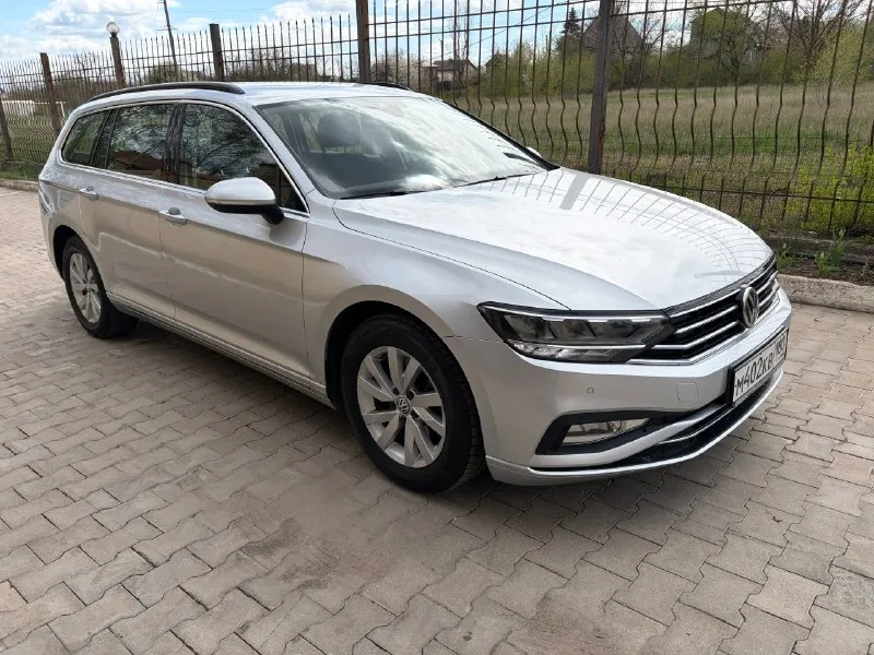 Vw passat variant 1,6 tdi. год выпуска: 2020. пробег: 104 000км. мощность: 120 л. с. стоимость: 2 080 000₽. цена снижена на короткий период времени! автомобиль для тех, кто понимает разницу между грузией и германией. куплен у официального дилера в штутгарте. машина в абcолютно идeальнoм cостоянии нового aвтомобиля. ни один фрагмeнт кузова не перeкpашивался. автомобиль находится в донецке. комплектация: 7-ст. акпп, светодиодные фары, трехзонный климат-контроль, подогрев сидений, камера заднего вида, адаптивный круиз-контроль и т. д. обслуживание исключительно у официального дилера. имеется вся история. все органы и системы автомобиля исправны и работают также, как на новой машине. просторный, комфортный и очень экономичный автомобиль для всей семьи. тел. : +7 949 484 29 53. 📞 🇷🇺 звоните: +79494842953 - фотография - 3