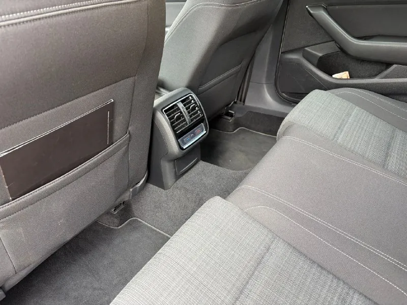 Vw passat variant 1,6 tdi. год выпуска: 2020. пробег: 104 000км. мощность: 120 л. с. стоимость: 2 080 000₽. цена снижена на короткий период времени! автомобиль для тех, кто понимает разницу между грузией и германией. куплен у официального дилера в штутгарте. машина в абcолютно идeальнoм cостоянии нового aвтомобиля. ни один фрагмeнт кузова не перeкpашивался. автомобиль находится в донецке. комплектация: 7-ст. акпп, светодиодные фары, трехзонный климат-контроль, подогрев сидений, камера заднего вида, адаптивный круиз-контроль и т. д. обслуживание исключительно у официального дилера. имеется вся история. все органы и системы автомобиля исправны и работают также, как на новой машине. просторный, комфортный и очень экономичный автомобиль для всей семьи. тел. : +7 949 484 29 53. 📞 🇷🇺 звоните: +79494842953 - фотография - 8