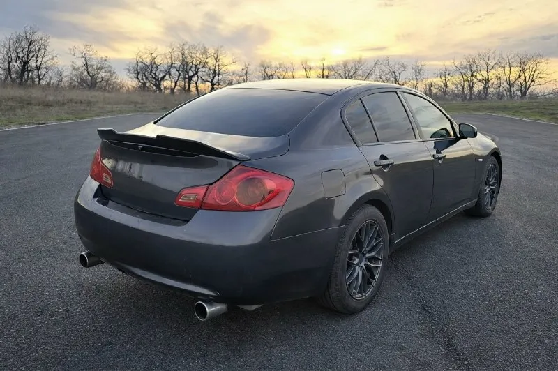 ❗️в продаже infiniti g35 2007 год❗️ ⚙️двигатель 3.5 (316 л. с) ❗️полный привод❗️ автомобиль в отличном состоянии, вложений не требует абсолютно. стоит контрактный двигатель, ходовая перебрана вся, ничего не стучит. кузов в отличном состоянии. коробка без пинков и рывков, листает чётко и переключает плавно, очень бодрая на разгон🔥кондиционер работает. комплектация sport. - подрулевые лепестки - спортивный режим - bi-led модули в фарах - 4 эл. стеклоподьемника - эл. привод передних сидений - память сидений и руля - датчик света - круиз контроль - 2-х зонный климат - бесключевой доступ - кнопка start/stop - установлена tesla магнитола, не китай за 15 тысяч! - шикарные 18 диски на летней резине. ✅️юридически чистая, я собственник, диагностическая карта имеется, переоформление без проблем❗️ 📞+79493439047 👤 - vk 🏠 осмотр г. снежное ----------------------------------------------- 💵 1.350.000 торг возле автомобиля. 📞 звоните: +7(949)3439047 - фотография - 1