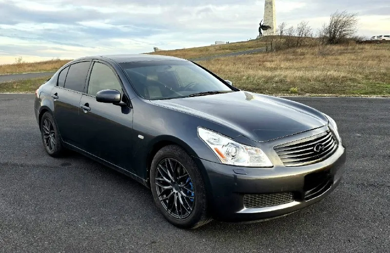 ❗️в продаже infiniti g35 2007 год❗️ ⚙️двигатель 3.5 (316 л. с) ❗️полный привод❗️ автомобиль в отличном состоянии, вложений не требует абсолютно. стоит контрактный двигатель, ходовая перебрана вся, ничего не стучит. кузов в отличном состоянии. коробка без пинков и рывков, листает чётко и переключает плавно, очень бодрая на разгон🔥кондиционер работает. комплектация sport. - подрулевые лепестки - спортивный режим - bi-led модули в фарах - 4 эл. стеклоподьемника - эл. привод передних сидений - память сидений и руля - датчик света - круиз контроль - 2-х зонный климат - бесключевой доступ - кнопка start/stop - установлена tesla магнитола, не китай за 15 тысяч! - шикарные 18 диски на летней резине. ✅️юридически чистая, я собственник, диагностическая карта имеется, переоформление без проблем❗️ 📞+79493439047 👤 - vk 🏠 осмотр г. снежное ----------------------------------------------- 💵 1.350.000 торг возле автомобиля. 📞 звоните: +7(949)3439047 - фотография - 2