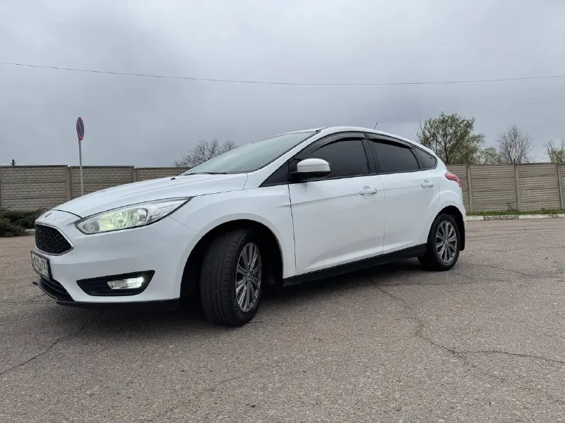Продам хороший, обслуженный, дилерский ford focus 3 рестайлинг двигатель 1.6(125л. с) 🚗✨ год выпуска 2017г. 📅 родной пробег 161т. км. 🛣 2 владельца за все время 👥 максимальная комплектация с двухзонным климат контролем, подогревом руля, сидений. умная механика ⚙️. в салоне работает каждая кнопочка, кондиционер холодит! ❄️ стоит дорогая андроид магнитола с камерой заднего вида 📹, дополнительно устанавливал саб буфер, шикарный звук с акустикой sony 🎵. денег на машину не жалел! 💰 тех. осмотр пройден, быстрая продажа. 🏁 цена 900 000р, хороший торг! 💸 осмотр в городе донецк. 📍 телефон для связи +79498477720 📞 - фотография - 3