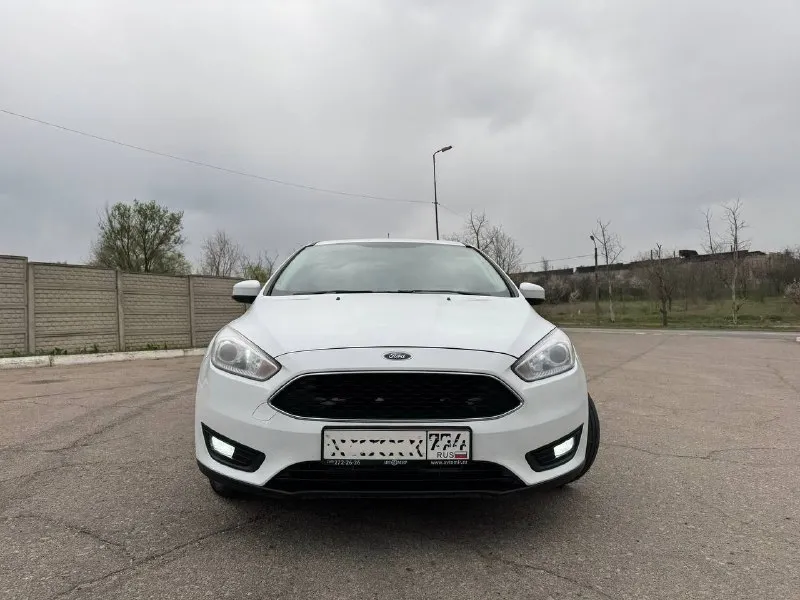 Продам хороший, обслуженный, дилерский ford focus 3 рестайлинг двигатель 1.6(125л. с) 🚗✨ год выпуска 2017г. 📅 родной пробег 161т. км. 🛣 2 владельца за все время 👥 максимальная комплектация с двухзонным климат контролем, подогревом руля, сидений. умная механика ⚙️. в салоне работает каждая кнопочка, кондиционер холодит! ❄️ стоит дорогая андроид магнитола с камерой заднего вида 📹, дополнительно устанавливал саб буфер, шикарный звук с акустикой sony 🎵. денег на машину не жалел! 💰 тех. осмотр пройден, быстрая продажа. 🏁 цена 900 000р, хороший торг! 💸 осмотр в городе донецк. 📍 телефон для связи +79498477720 📞 - фотография - 4