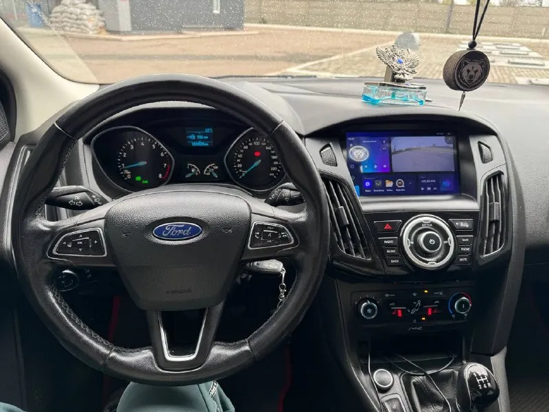 Продам хороший, обслуженный, дилерский ford focus 3 рестайлинг двигатель 1.6(125л. с) 🚗✨ год выпуска 2017г. 📅 родной пробег 161т. км. 🛣 2 владельца за все время 👥 максимальная комплектация с двухзонным климат контролем, подогревом руля, сидений. умная механика ⚙️. в салоне работает каждая кнопочка, кондиционер холодит! ❄️ стоит дорогая андроид магнитола с камерой заднего вида 📹, дополнительно устанавливал саб буфер, шикарный звук с акустикой sony 🎵. денег на машину не жалел! 💰 тех. осмотр пройден, быстрая продажа. 🏁 цена 900 000р, хороший торг! 💸 осмотр в городе донецк. 📍 телефон для связи +79498477720 📞 - фотография - 5