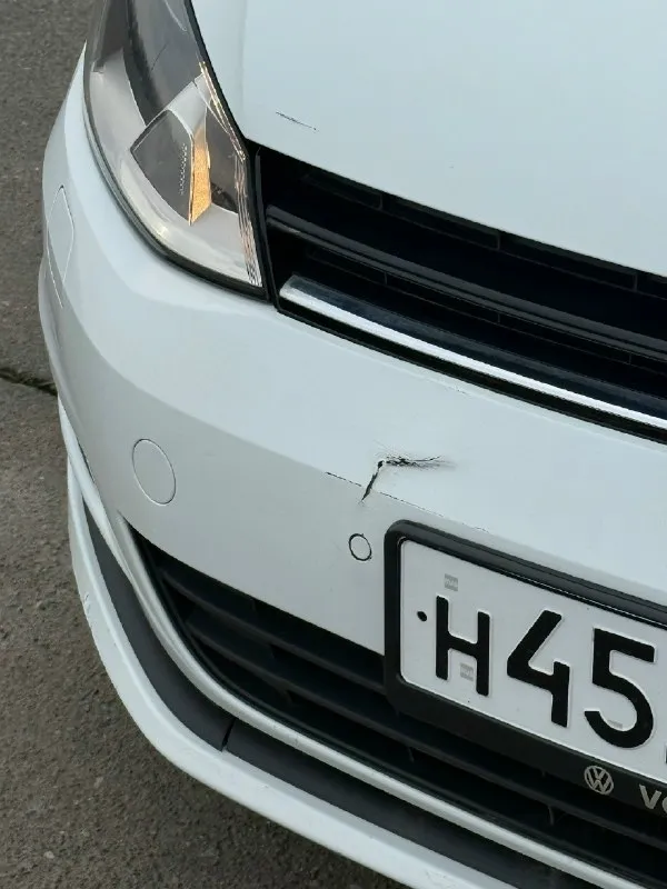 Продам golf mk7 1.4 tsi dsg7 2014 года продаю свою машину, брал в конце лета, проездил около 10.000 км. 160к родного пробега. машина полностью в родном окрасе, до покупки мной каталась исключительно в крыму и краснодарском крае. бампер треснут, не дошли руки сделать. есть немного сколов, но в остальном состояние кузова отличное мотор новой генерации 2014 года, полный сток, доливал 500мл от замены до замены, больше не ест. коробка робот с сухим сцеплением, недавно полностью менял мехатроник, работает плавно и без проблем по ходовке все отлично, в комплекте отдаю зимнюю и летнюю резину. зима 1 сезон, лето только поставил из приятного - поставил магнитолу mib2,5 от тигуана, выглядит бомбово, и сделал подсветку. продаю по причине того что хочу новую машину, все вопросы по телефону цена: 1,4 🍋, г. донецк +79493793565 вк: 📞 звоните: +7(949)3793565 - фотография - 1