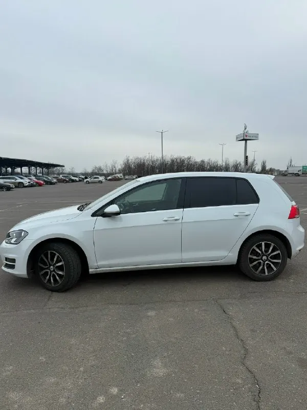 Продам golf mk7 1.4 tsi dsg7 2014 года продаю свою машину, брал в конце лета, проездил около 10.000 км. 160к родного пробега. машина полностью в родном окрасе, до покупки мной каталась исключительно в крыму и краснодарском крае. бампер треснут, не дошли руки сделать. есть немного сколов, но в остальном состояние кузова отличное мотор новой генерации 2014 года, полный сток, доливал 500мл от замены до замены, больше не ест. коробка робот с сухим сцеплением, недавно полностью менял мехатроник, работает плавно и без проблем по ходовке все отлично, в комплекте отдаю зимнюю и летнюю резину. зима 1 сезон, лето только поставил из приятного - поставил магнитолу mib2,5 от тигуана, выглядит бомбово, и сделал подсветку. продаю по причине того что хочу новую машину, все вопросы по телефону цена: 1,4 🍋, г. донецк +79493793565 вк: 📞 звоните: +7(949)3793565 - фотография - 2