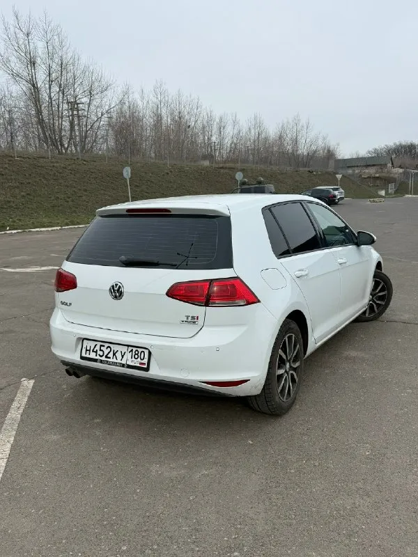 Продам golf mk7 1.4 tsi dsg7 2014 года продаю свою машину, брал в конце лета, проездил около 10.000 км. 160к родного пробега. машина полностью в родном окрасе, до покупки мной каталась исключительно в крыму и краснодарском крае. бампер треснут, не дошли руки сделать. есть немного сколов, но в остальном состояние кузова отличное мотор новой генерации 2014 года, полный сток, доливал 500мл от замены до замены, больше не ест. коробка робот с сухим сцеплением, недавно полностью менял мехатроник, работает плавно и без проблем по ходовке все отлично, в комплекте отдаю зимнюю и летнюю резину. зима 1 сезон, лето только поставил из приятного - поставил магнитолу mib2,5 от тигуана, выглядит бомбово, и сделал подсветку. продаю по причине того что хочу новую машину, все вопросы по телефону цена: 1,4 🍋, г. донецк +79493793565 вк: 📞 звоните: +7(949)3793565 - фотография - 3
