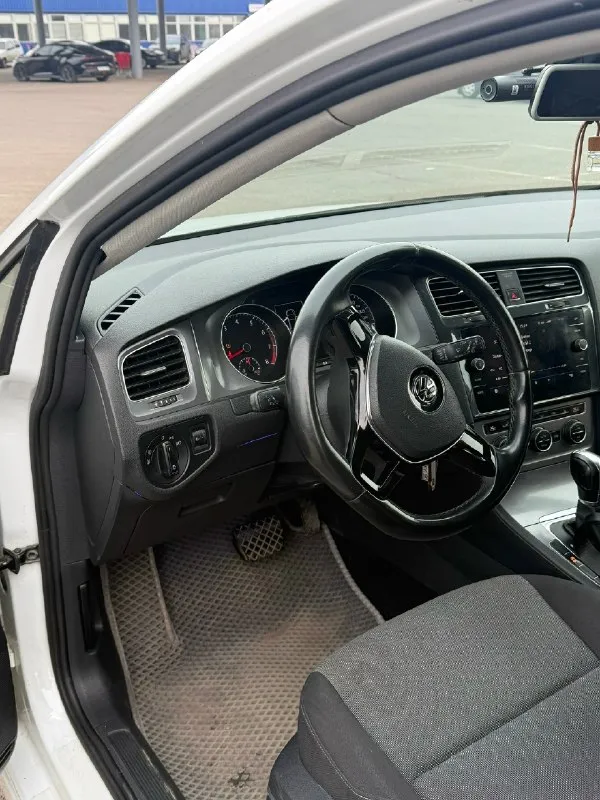 Продам golf mk7 1.4 tsi dsg7 2014 года продаю свою машину, брал в конце лета, проездил около 10.000 км. 160к родного пробега. машина полностью в родном окрасе, до покупки мной каталась исключительно в крыму и краснодарском крае. бампер треснут, не дошли руки сделать. есть немного сколов, но в остальном состояние кузова отличное мотор новой генерации 2014 года, полный сток, доливал 500мл от замены до замены, больше не ест. коробка робот с сухим сцеплением, недавно полностью менял мехатроник, работает плавно и без проблем по ходовке все отлично, в комплекте отдаю зимнюю и летнюю резину. зима 1 сезон, лето только поставил из приятного - поставил магнитолу mib2,5 от тигуана, выглядит бомбово, и сделал подсветку. продаю по причине того что хочу новую машину, все вопросы по телефону цена: 1,4 🍋, г. донецк +79493793565 вк: 📞 звоните: +7(949)3793565 - фотография - 4