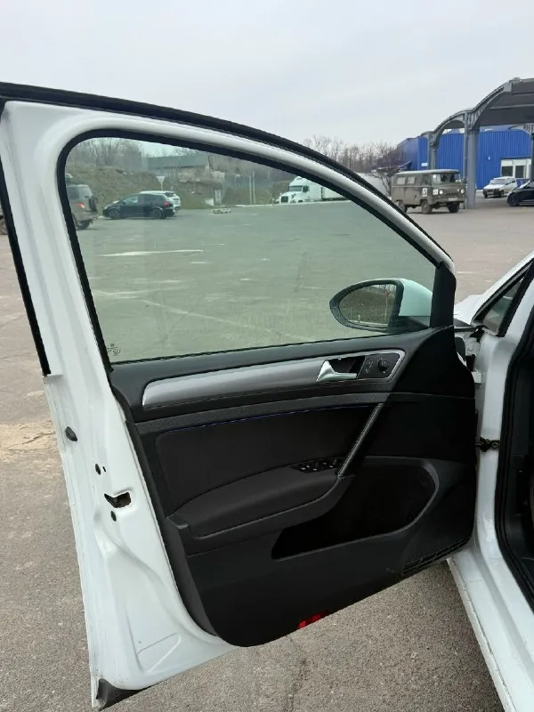 Продам golf mk7 1.4 tsi dsg7 2014 года продаю свою машину, брал в конце лета, проездил около 10.000 км. 160к родного пробега. машина полностью в родном окрасе, до покупки мной каталась исключительно в крыму и краснодарском крае. бампер треснут, не дошли руки сделать. есть немного сколов, но в остальном состояние кузова отличное мотор новой генерации 2014 года, полный сток, доливал 500мл от замены до замены, больше не ест. коробка робот с сухим сцеплением, недавно полностью менял мехатроник, работает плавно и без проблем по ходовке все отлично, в комплекте отдаю зимнюю и летнюю резину. зима 1 сезон, лето только поставил из приятного - поставил магнитолу mib2,5 от тигуана, выглядит бомбово, и сделал подсветку. продаю по причине того что хочу новую машину, все вопросы по телефону цена: 1,4 🍋, г. донецк +79493793565 вк: 📞 звоните: +7(949)3793565 - фотография - 5