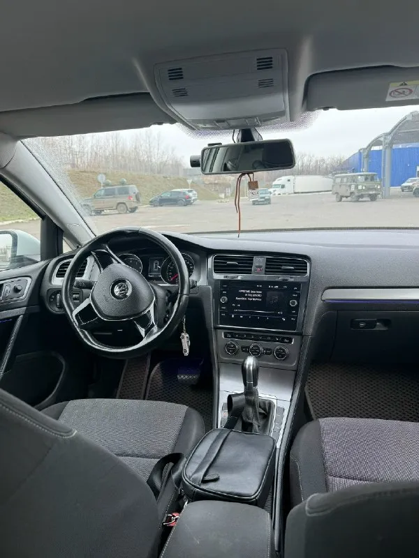Продам golf mk7 1.4 tsi dsg7 2014 года продаю свою машину, брал в конце лета, проездил около 10.000 км. 160к родного пробега. машина полностью в родном окрасе, до покупки мной каталась исключительно в крыму и краснодарском крае. бампер треснут, не дошли руки сделать. есть немного сколов, но в остальном состояние кузова отличное мотор новой генерации 2014 года, полный сток, доливал 500мл от замены до замены, больше не ест. коробка робот с сухим сцеплением, недавно полностью менял мехатроник, работает плавно и без проблем по ходовке все отлично, в комплекте отдаю зимнюю и летнюю резину. зима 1 сезон, лето только поставил из приятного - поставил магнитолу mib2,5 от тигуана, выглядит бомбово, и сделал подсветку. продаю по причине того что хочу новую машину, все вопросы по телефону цена: 1,4 🍋, г. донецк +79493793565 вк: 📞 звоните: +7(949)3793565 - фотография - 6