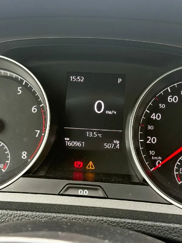 Продам golf mk7 1.4 tsi dsg7 2014 года продаю свою машину, брал в конце лета, проездил около 10.000 км. 160к родного пробега. машина полностью в родном окрасе, до покупки мной каталась исключительно в крыму и краснодарском крае. бампер треснут, не дошли руки сделать. есть немного сколов, но в остальном состояние кузова отличное мотор новой генерации 2014 года, полный сток, доливал 500мл от замены до замены, больше не ест. коробка робот с сухим сцеплением, недавно полностью менял мехатроник, работает плавно и без проблем по ходовке все отлично, в комплекте отдаю зимнюю и летнюю резину. зима 1 сезон, лето только поставил из приятного - поставил магнитолу mib2,5 от тигуана, выглядит бомбово, и сделал подсветку. продаю по причине того что хочу новую машину, все вопросы по телефону цена: 1,4 🍋, г. донецк +79493793565 вк: 📞 звоните: +7(949)3793565 - фотография - 7