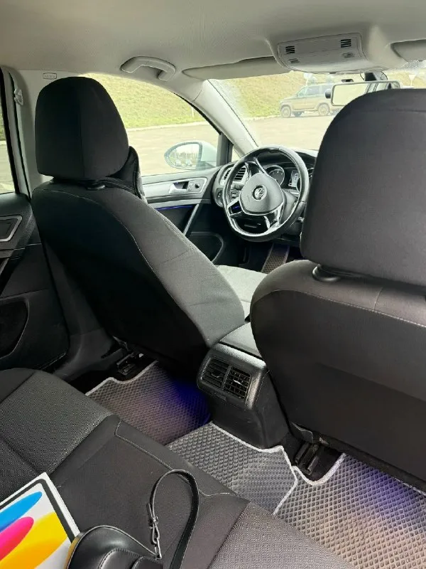 Продам golf mk7 1.4 tsi dsg7 2014 года продаю свою машину, брал в конце лета, проездил около 10.000 км. 160к родного пробега. машина полностью в родном окрасе, до покупки мной каталась исключительно в крыму и краснодарском крае. бампер треснут, не дошли руки сделать. есть немного сколов, но в остальном состояние кузова отличное мотор новой генерации 2014 года, полный сток, доливал 500мл от замены до замены, больше не ест. коробка робот с сухим сцеплением, недавно полностью менял мехатроник, работает плавно и без проблем по ходовке все отлично, в комплекте отдаю зимнюю и летнюю резину. зима 1 сезон, лето только поставил из приятного - поставил магнитолу mib2,5 от тигуана, выглядит бомбово, и сделал подсветку. продаю по причине того что хочу новую машину, все вопросы по телефону цена: 1,4 🍋, г. донецк +79493793565 вк: 📞 звоните: +7(949)3793565 - фотография - 8