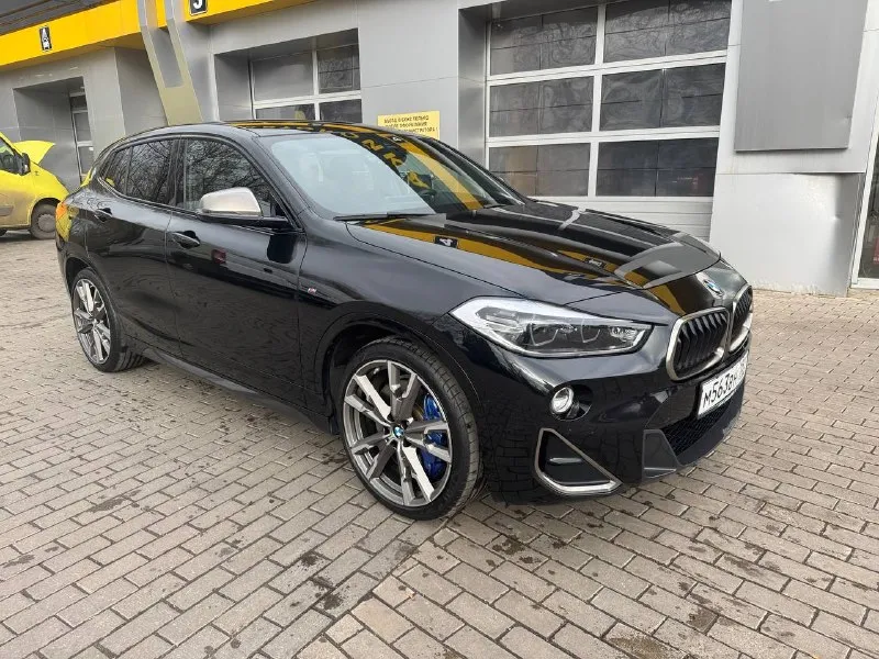 Bmw x2m35i. 306 л. с. год выпуска: 2020. пробег: 73000 км. стоимость: 3 690 000 руб. автомобиль куплен у официального дилера bmw в германии. машина в идеальном состоянии. автомобиль представляет собой уникальный сплав полноприводного кроссовера, с увеличенным дорожным просветом и спортивного автомобиля, с невероятной динамикой. машина в максимальной комплектации, включая спортивные ковшеобразные сидения, проекцию на лобовое стекло, панорамную крышу, кованные диски r20 и т. д. автомобиль в абсолютно заводском состоянии, безо всякого чип-тюнинга и т. д. имеется вся история обслуживания. все органы и системы исправны и работают также, как на новой машине. невероятно мощный, быстрый и универсальный автомобиль. тел: +7 949 484 29 53 - фотография - 1