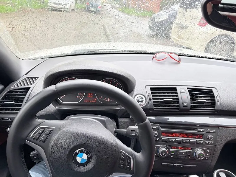 Добрый день разместите пожалуйста в продаже bmw 125 cabrio 218лс 2011 год, пробег 175000км состояние идеальное. обслужена полностью по комплектации: музыка logic 7 / harman kardon подсветка ручек подвеска м-тех бампера и пороги м-тех фары с ресницами громкая связь топовый салон с подкачками цена 2млн из-за срочности 89282267707 андрей - фотография - 3