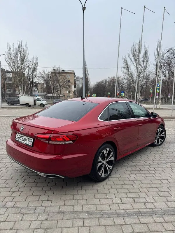 Volkswagen passat sel premium 2020 ✅ 2020 год ✅ мотор 2.0т / бензин / акпп (aisin) ✅ пробег 88.000 км 🔥 автомобиль в максимальной комплектации sel premium ﻿﻿• акустическая система "fender" ﻿﻿• память сидений, бесключевой доступ, start-stop, слепые зоны. • ﻿﻿люк, парктроники спереди и сзади, ассистент автопарковки, камера заднего вида. • ﻿﻿адаптивный круиз-контроль с датчиком обнаружения препятствий и контролем дистанции, а также удержанием в полосе. • ﻿﻿климат-контроль, электропривод сидений, обогрев всех сидений и зеркал. • ﻿﻿максимальная заводская led-оптика, дистанционный запуск с ключа, расширенная отделка салона кожей и деревом. • ﻿﻿полностью русифицированная мультимедиа с картами местности и carplay. 🚗автомобиль в отличном состоянии, полностью обслужен. кузов покрыт керамикой. два комплекта резины лето/зима. возможен обмен цена 2,4 млн +79493338059 - фотография - 4