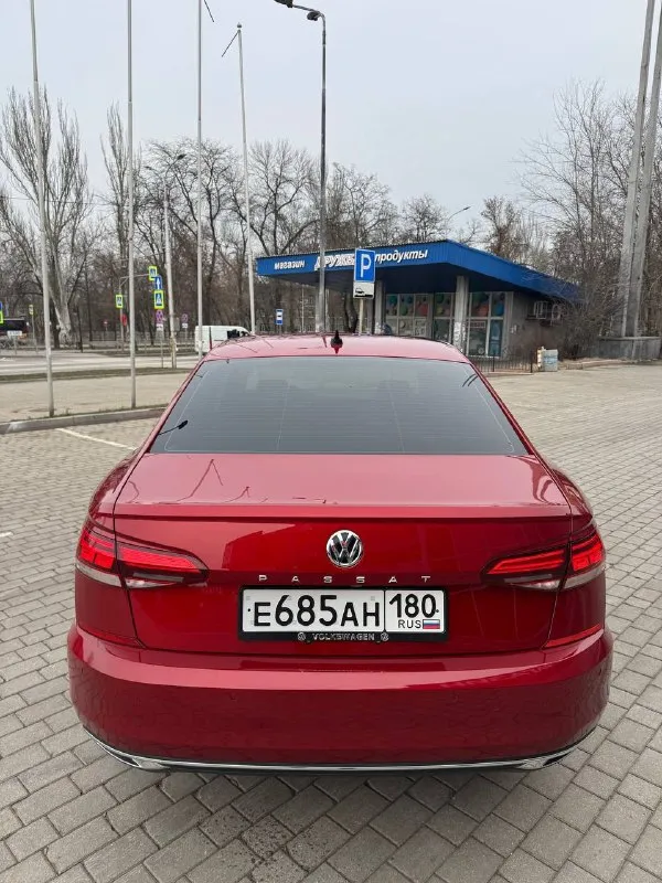 Volkswagen passat sel premium 2020 ✅ 2020 год ✅ мотор 2.0т / бензин / акпп (aisin) ✅ пробег 88.000 км 🔥 автомобиль в максимальной комплектации sel premium ﻿﻿• акустическая система "fender" ﻿﻿• память сидений, бесключевой доступ, start-stop, слепые зоны. • ﻿﻿люк, парктроники спереди и сзади, ассистент автопарковки, камера заднего вида. • ﻿﻿адаптивный круиз-контроль с датчиком обнаружения препятствий и контролем дистанции, а также удержанием в полосе. • ﻿﻿климат-контроль, электропривод сидений, обогрев всех сидений и зеркал. • ﻿﻿максимальная заводская led-оптика, дистанционный запуск с ключа, расширенная отделка салона кожей и деревом. • ﻿﻿полностью русифицированная мультимедиа с картами местности и carplay. 🚗автомобиль в отличном состоянии, полностью обслужен. кузов покрыт керамикой. два комплекта резины лето/зима. возможен обмен цена 2,4 млн +79493338059 - фотография - 5