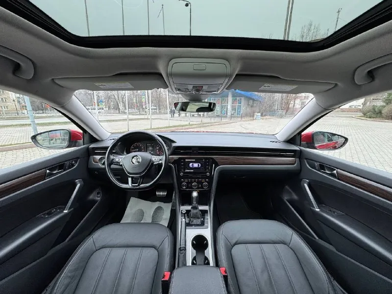 Volkswagen passat sel premium 2020 ✅ 2020 год ✅ мотор 2.0т / бензин / акпп (aisin) ✅ пробег 88.000 км 🔥 автомобиль в максимальной комплектации sel premium ﻿﻿• акустическая система "fender" ﻿﻿• память сидений, бесключевой доступ, start-stop, слепые зоны. • ﻿﻿люк, парктроники спереди и сзади, ассистент автопарковки, камера заднего вида. • ﻿﻿адаптивный круиз-контроль с датчиком обнаружения препятствий и контролем дистанции, а также удержанием в полосе. • ﻿﻿климат-контроль, электропривод сидений, обогрев всех сидений и зеркал. • ﻿﻿максимальная заводская led-оптика, дистанционный запуск с ключа, расширенная отделка салона кожей и деревом. • ﻿﻿полностью русифицированная мультимедиа с картами местности и carplay. 🚗автомобиль в отличном состоянии, полностью обслужен. кузов покрыт керамикой. два комплекта резины лето/зима. возможен обмен цена 2,4 млн +79493338059 - фотография - 7