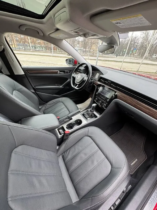 Volkswagen passat sel premium 2020 ✅ 2020 год ✅ мотор 2.0т / бензин / акпп (aisin) ✅ пробег 88.000 км 🔥 автомобиль в максимальной комплектации sel premium ﻿﻿• акустическая система "fender" ﻿﻿• память сидений, бесключевой доступ, start-stop, слепые зоны. • ﻿﻿люк, парктроники спереди и сзади, ассистент автопарковки, камера заднего вида. • ﻿﻿адаптивный круиз-контроль с датчиком обнаружения препятствий и контролем дистанции, а также удержанием в полосе. • ﻿﻿климат-контроль, электропривод сидений, обогрев всех сидений и зеркал. • ﻿﻿максимальная заводская led-оптика, дистанционный запуск с ключа, расширенная отделка салона кожей и деревом. • ﻿﻿полностью русифицированная мультимедиа с картами местности и carplay. 🚗автомобиль в отличном состоянии, полностью обслужен. кузов покрыт керамикой. два комплекта резины лето/зима. возможен обмен цена 2,4 млн +79493338059 - фотография - 9