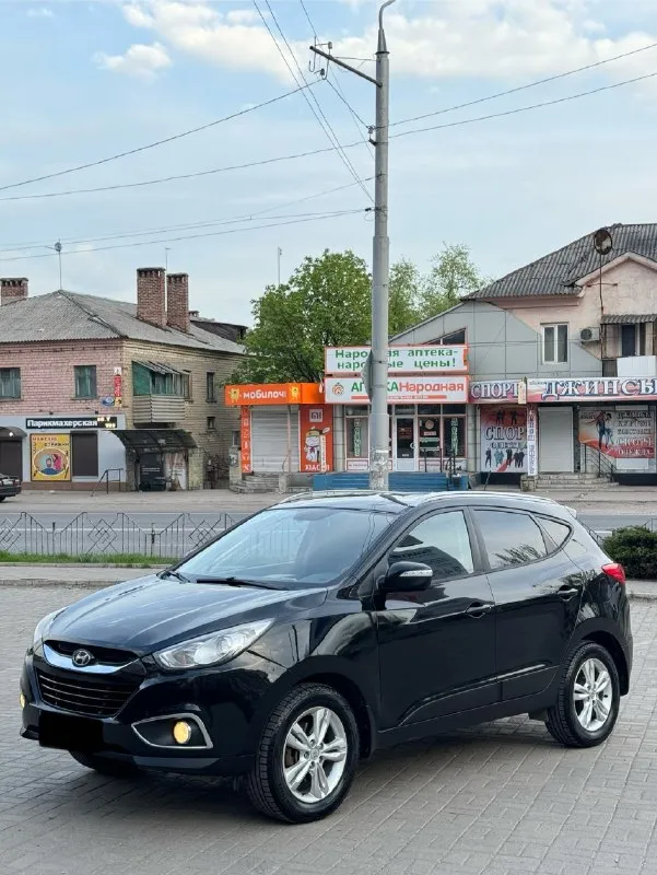 Hyundai ix35 2013г 2.0 автомат 4x4 полный привод! мотор отличный, не дизилит, не цокает, не дымит, не троит, едет бодро) масло не расходует коробка автомат не пинает, не буксует, переключает мягко, без нареканий) ходовая не гремит, не стучит, все отлично! пробег 181.000 км ошибок никаких нет, авто без вложений ! тех осмотр пройден ! документы чистые, без штрафов, без запретов, переоформление без проблем, можно сразу в мрэо! осмотр г. макеевка связь +7949-637-89-80 или +7926-455-54-23 тг есть цена 1.280.000 торг у капота 📞 🇷🇺 звоните: +7(926)4555423 - фотография - 1