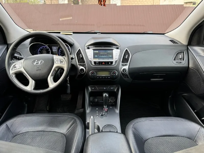 Hyundai ix35 2013г 2.0 автомат 4x4 полный привод! мотор отличный, не дизилит, не цокает, не дымит, не троит, едет бодро) масло не расходует коробка автомат не пинает, не буксует, переключает мягко, без нареканий) ходовая не гремит, не стучит, все отлично! пробег 181.000 км ошибок никаких нет, авто без вложений ! тех осмотр пройден ! документы чистые, без штрафов, без запретов, переоформление без проблем, можно сразу в мрэо! осмотр г. макеевка связь +7949-637-89-80 или +7926-455-54-23 тг есть цена 1.280.000 торг у капота 📞 🇷🇺 звоните: +7(926)4555423 - фотография - 10