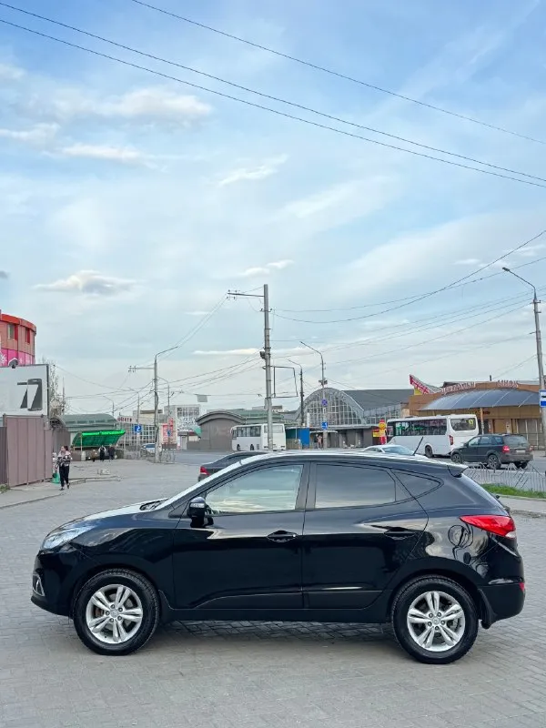 Hyundai ix35 2013г 2.0 автомат 4x4 полный привод! мотор отличный, не дизилит, не цокает, не дымит, не троит, едет бодро) масло не расходует коробка автомат не пинает, не буксует, переключает мягко, без нареканий) ходовая не гремит, не стучит, все отлично! пробег 181.000 км ошибок никаких нет, авто без вложений ! тех осмотр пройден ! документы чистые, без штрафов, без запретов, переоформление без проблем, можно сразу в мрэо! осмотр г. макеевка связь +7949-637-89-80 или +7926-455-54-23 тг есть цена 1.280.000 торг у капота 📞 🇷🇺 звоните: +7(926)4555423 - фотография - 7