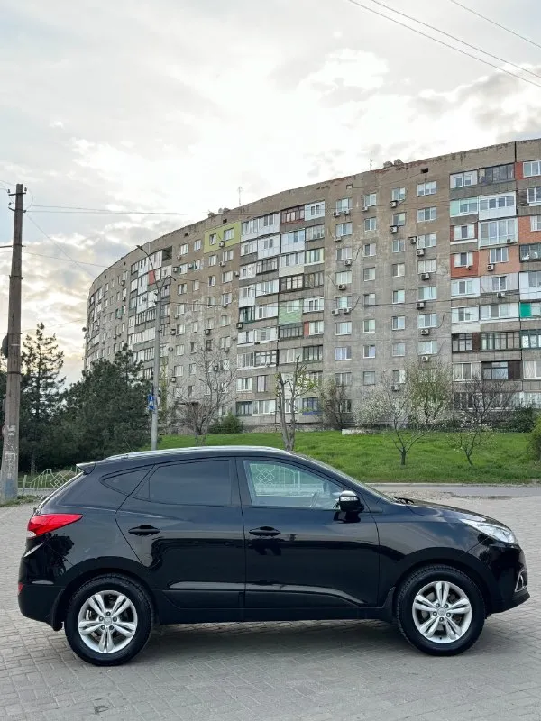 Hyundai ix35 2013г 2.0 автомат 4x4 полный привод! мотор отличный, не дизилит, не цокает, не дымит, не троит, едет бодро) масло не расходует коробка автомат не пинает, не буксует, переключает мягко, без нареканий) ходовая не гремит, не стучит, все отлично! пробег 181.000 км ошибок никаких нет, авто без вложений ! тех осмотр пройден ! документы чистые, без штрафов, без запретов, переоформление без проблем, можно сразу в мрэо! осмотр г. макеевка связь +7949-637-89-80 или +7926-455-54-23 тг есть цена 1.280.000 торг у капота 📞 🇷🇺 звоните: +7(926)4555423 - фотография - 8