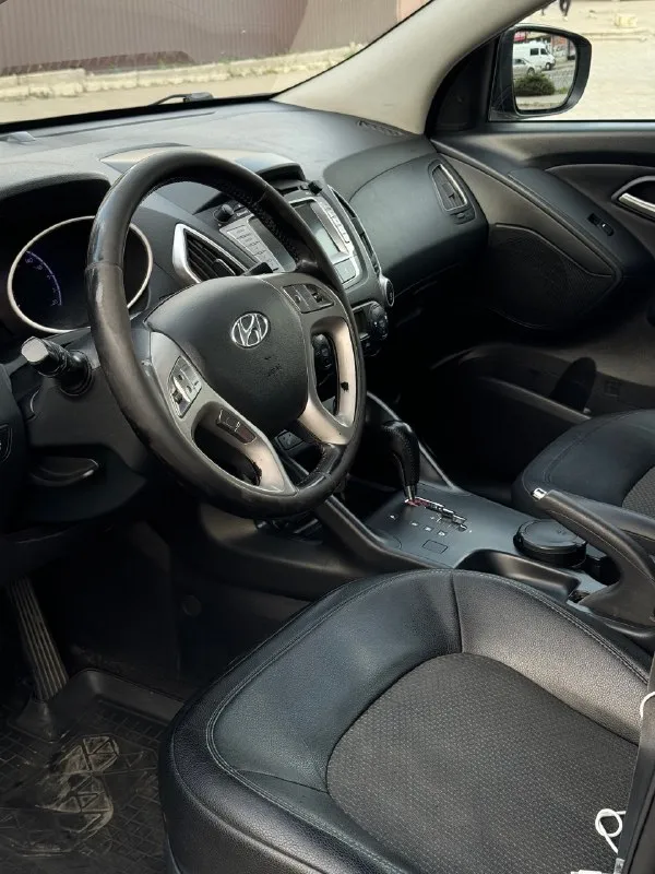 Hyundai ix35 2013г 2.0 автомат 4x4 полный привод! мотор отличный, не дизилит, не цокает, не дымит, не троит, едет бодро) масло не расходует коробка автомат не пинает, не буксует, переключает мягко, без нареканий) ходовая не гремит, не стучит, все отлично! пробег 181.000 км ошибок никаких нет, авто без вложений ! тех осмотр пройден ! документы чистые, без штрафов, без запретов, переоформление без проблем, можно сразу в мрэо! осмотр г. макеевка связь +7949-637-89-80 или +7926-455-54-23 тг есть цена 1.280.000 торг у капота 📞 🇷🇺 звоните: +7(926)4555423 - фотография - 9