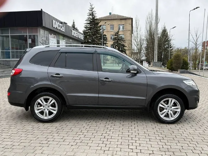 Продам hyundai santa fe 2.4 бензин год выпуска 2011 состояние идеальное. без вмятин царапин и рыжиков сервисные книги. кнопка star - stop без ключевой доступ вложений не требует! любое оформление! салон не затертый не порваный резина хорошая pirelli авто полностью обслужена до мелочей работает ровно. коробка переключает идеально климат контроль работает все жидкости заменены! стекла все родные каждая кнопка работает) цена 1.180₽ +7-949-794-46-27 остольные вопросы по телефону звоните в любое время. 📲 tg: евгений 📞 звоните: +7(949)7944627 - фотография - 3