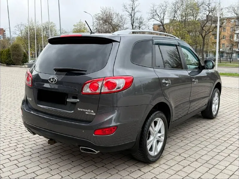 Продам hyundai santa fe 2.4 бензин год выпуска 2011 состояние идеальное. без вмятин царапин и рыжиков сервисные книги. кнопка star - stop без ключевой доступ вложений не требует! любое оформление! салон не затертый не порваный резина хорошая pirelli авто полностью обслужена до мелочей работает ровно. коробка переключает идеально климат контроль работает все жидкости заменены! стекла все родные каждая кнопка работает) цена 1.180₽ +7-949-794-46-27 остольные вопросы по телефону звоните в любое время. 📲 tg: евгений 📞 звоните: +7(949)7944627 - фотография - 4