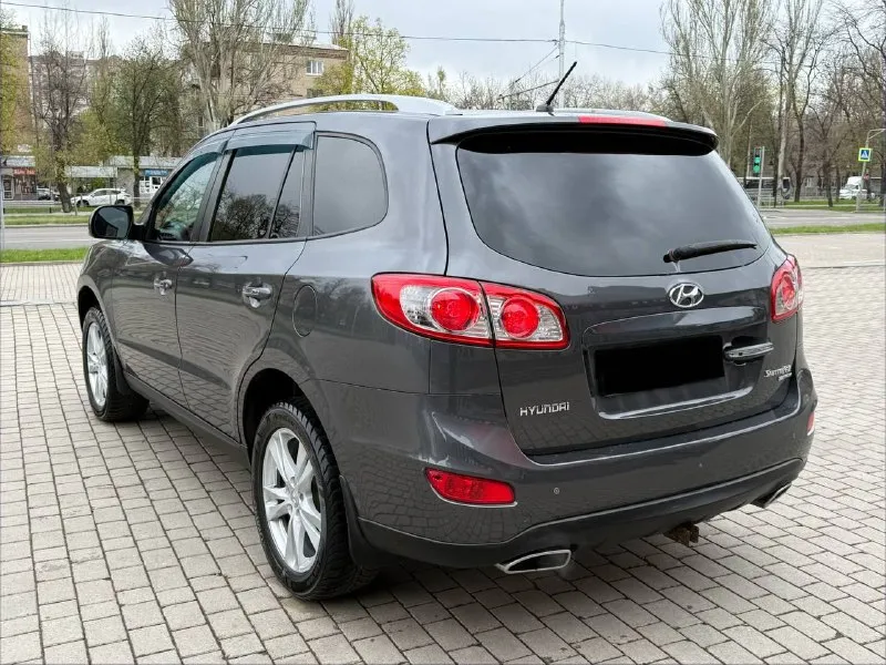 Продам hyundai santa fe 2.4 бензин год выпуска 2011 состояние идеальное. без вмятин царапин и рыжиков сервисные книги. кнопка star - stop без ключевой доступ вложений не требует! любое оформление! салон не затертый не порваный резина хорошая pirelli авто полностью обслужена до мелочей работает ровно. коробка переключает идеально климат контроль работает все жидкости заменены! стекла все родные каждая кнопка работает) цена 1.180₽ +7-949-794-46-27 остольные вопросы по телефону звоните в любое время. 📲 tg: евгений 📞 звоните: +7(949)7944627 - фотография - 5
