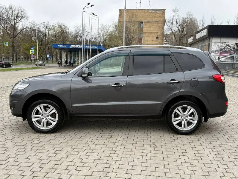 Продам hyundai santa fe 2.4 бензин год выпуска 2011 состояние идеальное. без вмятин царапин и рыжиков сервисные книги. кнопка star - stop без ключевой доступ вложений не требует! любое оформление! салон не затертый не порваный резина хорошая pirelli авто полностью обслужена до мелочей работает ровно. коробка переключает идеально климат контроль работает все жидкости заменены! стекла все родные каждая кнопка работает) цена 1.180₽ +7-949-794-46-27 остольные вопросы по телефону звоните в любое время. 📲 tg: евгений 📞 звоните: +7(949)7944627 - фотография - 6
