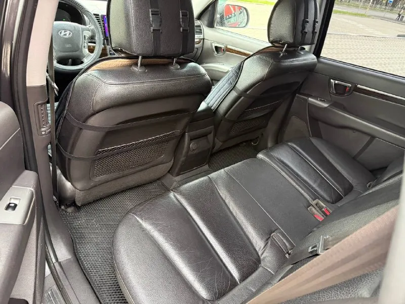 Продам hyundai santa fe 2.4 бензин год выпуска 2011 состояние идеальное. без вмятин царапин и рыжиков сервисные книги. кнопка star - stop без ключевой доступ вложений не требует! любое оформление! салон не затертый не порваный резина хорошая pirelli авто полностью обслужена до мелочей работает ровно. коробка переключает идеально климат контроль работает все жидкости заменены! стекла все родные каждая кнопка работает) цена 1.180₽ +7-949-794-46-27 остольные вопросы по телефону звоните в любое время. 📲 tg: евгений 📞 звоните: +7(949)7944627 - фотография - 8