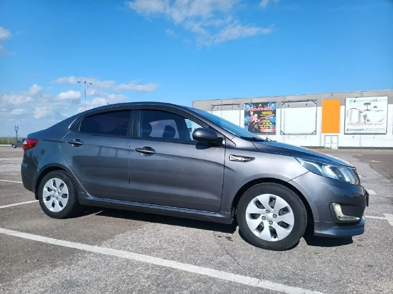 Продам kia rio 3 2013 г. в., 1.4, 6ст мкпп. авто в отличном техническом и косметическом состоянии, без дтп. покупалась в салоне, за все время эксплуатации один владелец, пробег абсолютно реальный. двигатель работает идеально, замена масла каждые 7-8 тыс. км, масло не расходует ни капли. заводская 5ст мкпп была заменена на оригинальную 6ст мкпп, чем уменьшили нагрузку на двигатель, работает идеально (с 5ст не сравнить). в салоне не курили, чистый и ухоженный. от авто не избавляюсь, торг обоснованный присутствует. цена 1 000 000₽. тел: +79496119159 всем удачных покупок и продаж!!! - фотография - 2