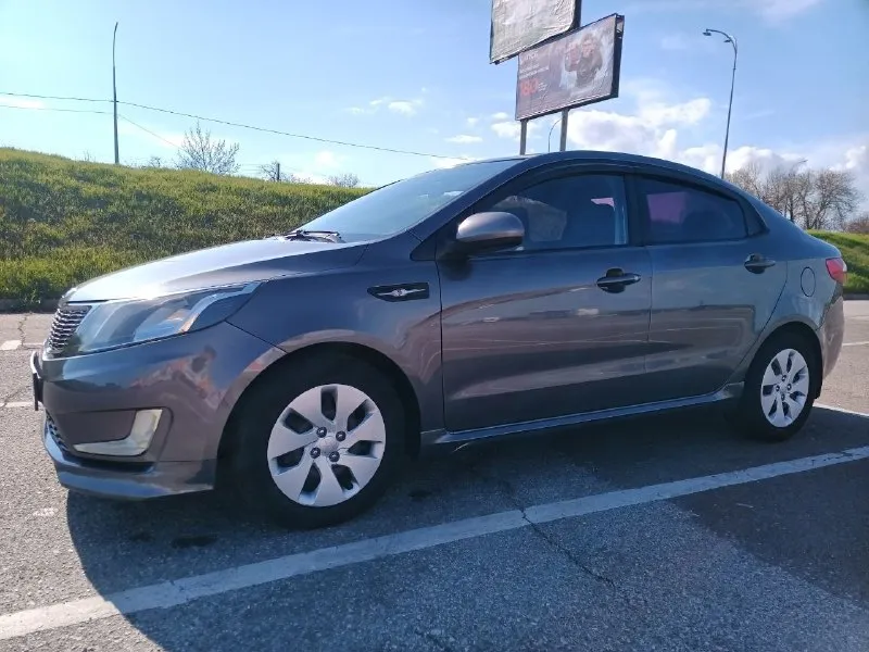 Продам kia rio 3 2013 г. в., 1.4, 6ст мкпп. авто в отличном техническом и косметическом состоянии, без дтп. покупалась в салоне, за все время эксплуатации один владелец, пробег абсолютно реальный. двигатель работает идеально, замена масла каждые 7-8 тыс. км, масло не расходует ни капли. заводская 5ст мкпп была заменена на оригинальную 6ст мкпп, чем уменьшили нагрузку на двигатель, работает идеально (с 5ст не сравнить). в салоне не курили, чистый и ухоженный. от авто не избавляюсь, торг обоснованный присутствует. цена 1 000 000₽. тел: +79496119159 всем удачных покупок и продаж!!! - фотография - 3