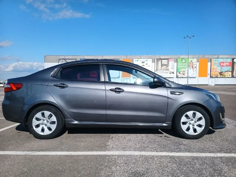 Продам kia rio 3 2013 г. в., 1.4, 6ст мкпп. авто в отличном техническом и косметическом состоянии, без дтп. покупалась в салоне, за все время эксплуатации один владелец, пробег абсолютно реальный. двигатель работает идеально, замена масла каждые 7-8 тыс. км, масло не расходует ни капли. заводская 5ст мкпп была заменена на оригинальную 6ст мкпп, чем уменьшили нагрузку на двигатель, работает идеально (с 5ст не сравнить). в салоне не курили, чистый и ухоженный. от авто не избавляюсь, торг обоснованный присутствует. цена 1 000 000₽. тел: +79496119159 всем удачных покупок и продаж!!! - фотография - 4