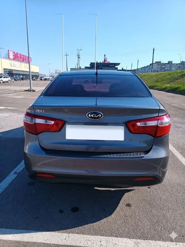 Продам kia rio 3 2013 г. в., 1.4, 6ст мкпп. авто в отличном техническом и косметическом состоянии, без дтп. покупалась в салоне, за все время эксплуатации один владелец, пробег абсолютно реальный. двигатель работает идеально, замена масла каждые 7-8 тыс. км, масло не расходует ни капли. заводская 5ст мкпп была заменена на оригинальную 6ст мкпп, чем уменьшили нагрузку на двигатель, работает идеально (с 5ст не сравнить). в салоне не курили, чистый и ухоженный. от авто не избавляюсь, торг обоснованный присутствует. цена 1 000 000₽. тел: +79496119159 всем удачных покупок и продаж!!! - фотография - 5