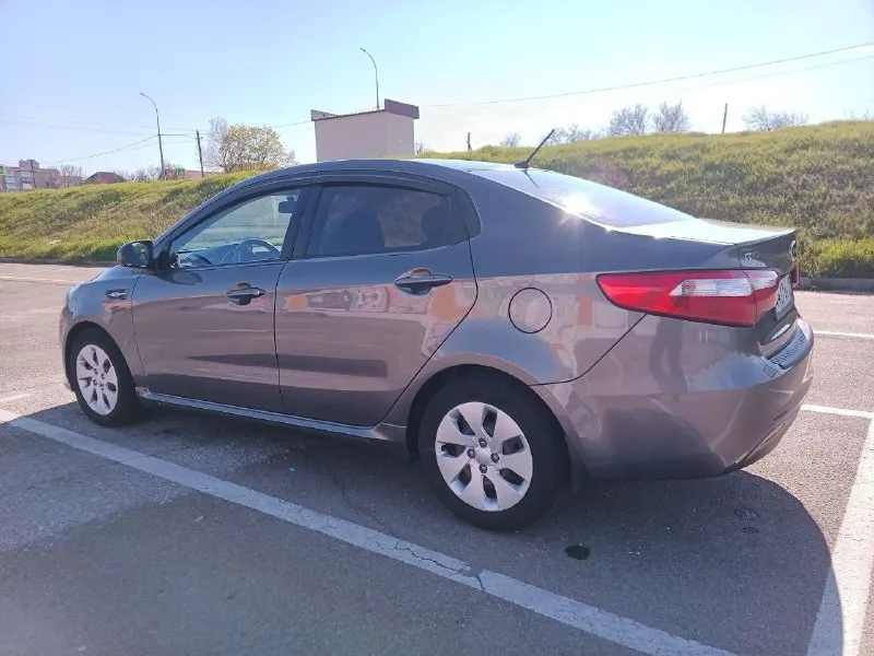 Продам kia rio 3 2013 г. в., 1.4, 6ст мкпп. авто в отличном техническом и косметическом состоянии, без дтп. покупалась в салоне, за все время эксплуатации один владелец, пробег абсолютно реальный. двигатель работает идеально, замена масла каждые 7-8 тыс. км, масло не расходует ни капли. заводская 5ст мкпп была заменена на оригинальную 6ст мкпп, чем уменьшили нагрузку на двигатель, работает идеально (с 5ст не сравнить). в салоне не курили, чистый и ухоженный. от авто не избавляюсь, торг обоснованный присутствует. цена 1 000 000₽. тел: +79496119159 всем удачных покупок и продаж!!! - фотография - 6