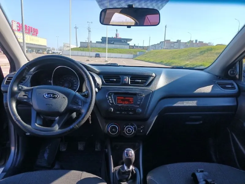 Продам kia rio 3 2013 г. в., 1.4, 6ст мкпп. авто в отличном техническом и косметическом состоянии, без дтп. покупалась в салоне, за все время эксплуатации один владелец, пробег абсолютно реальный. двигатель работает идеально, замена масла каждые 7-8 тыс. км, масло не расходует ни капли. заводская 5ст мкпп была заменена на оригинальную 6ст мкпп, чем уменьшили нагрузку на двигатель, работает идеально (с 5ст не сравнить). в салоне не курили, чистый и ухоженный. от авто не избавляюсь, торг обоснованный присутствует. цена 1 000 000₽. тел: +79496119159 всем удачных покупок и продаж!!! - фотография - 7