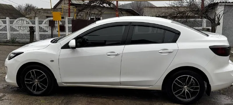 Продам свою мазда 3, 2012, автомат. машина полностью обслужена и готова к проверкам. за машиной следила, поэтому она в отличном техническом состоянии. ходовая часть в полном порядке. многое было заменено. двигатель – без нареканий: масло не ест, работает ровно и тихо. автомат – переключает передачи плавно, без рывков и задержек. все системы безопасности исправны. кондиционер работает отлично, холодит моментально. все жидкости свежие, недавно менялись. вложений не требует. ошибок -нет. причина продажи - покупаю новый автомобиль. два комплекта резины. оба комплекта практически новые, прокатались всего год. любое переоформление. цена 970 тыс. +7979-745-00-45 юлия - фотография - 2