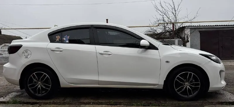 Продам свою мазда 3, 2012, автомат. машина полностью обслужена и готова к проверкам. за машиной следила, поэтому она в отличном техническом состоянии. ходовая часть в полном порядке. многое было заменено. двигатель – без нареканий: масло не ест, работает ровно и тихо. автомат – переключает передачи плавно, без рывков и задержек. все системы безопасности исправны. кондиционер работает отлично, холодит моментально. все жидкости свежие, недавно менялись. вложений не требует. ошибок -нет. причина продажи - покупаю новый автомобиль. два комплекта резины. оба комплекта практически новые, прокатались всего год. любое переоформление. цена 970 тыс. +7979-745-00-45 юлия - фотография - 3