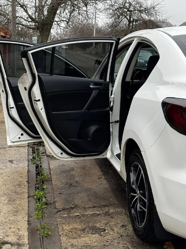 Продам свою мазда 3, 2012, автомат. машина полностью обслужена и готова к проверкам. за машиной следила, поэтому она в отличном техническом состоянии. ходовая часть в полном порядке. многое было заменено. двигатель – без нареканий: масло не ест, работает ровно и тихо. автомат – переключает передачи плавно, без рывков и задержек. все системы безопасности исправны. кондиционер работает отлично, холодит моментально. все жидкости свежие, недавно менялись. вложений не требует. ошибок -нет. причина продажи - покупаю новый автомобиль. два комплекта резины. оба комплекта практически новые, прокатались всего год. любое переоформление. цена 970 тыс. +7979-745-00-45 юлия - фотография - 4