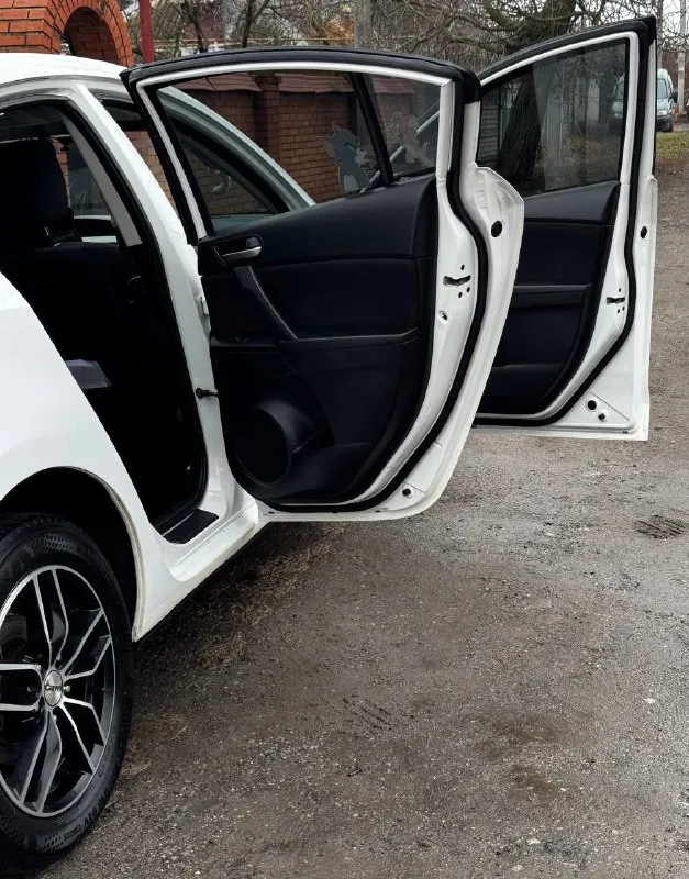 Продам свою мазда 3, 2012, автомат. машина полностью обслужена и готова к проверкам. за машиной следила, поэтому она в отличном техническом состоянии. ходовая часть в полном порядке. многое было заменено. двигатель – без нареканий: масло не ест, работает ровно и тихо. автомат – переключает передачи плавно, без рывков и задержек. все системы безопасности исправны. кондиционер работает отлично, холодит моментально. все жидкости свежие, недавно менялись. вложений не требует. ошибок -нет. причина продажи - покупаю новый автомобиль. два комплекта резины. оба комплекта практически новые, прокатались всего год. любое переоформление. цена 970 тыс. +7979-745-00-45 юлия - фотография - 5