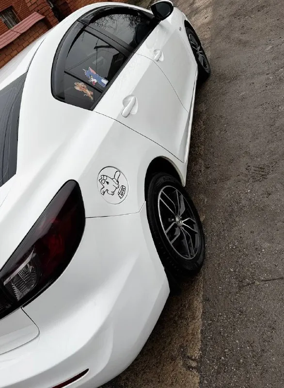 Продам свою мазда 3, 2012, автомат. машина полностью обслужена и готова к проверкам. за машиной следила, поэтому она в отличном техническом состоянии. ходовая часть в полном порядке. многое было заменено. двигатель – без нареканий: масло не ест, работает ровно и тихо. автомат – переключает передачи плавно, без рывков и задержек. все системы безопасности исправны. кондиционер работает отлично, холодит моментально. все жидкости свежие, недавно менялись. вложений не требует. ошибок -нет. причина продажи - покупаю новый автомобиль. два комплекта резины. оба комплекта практически новые, прокатались всего год. любое переоформление. цена 970 тыс. +7979-745-00-45 юлия - фотография - 6