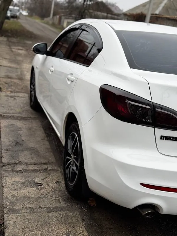 Продам свою мазда 3, 2012, автомат. машина полностью обслужена и готова к проверкам. за машиной следила, поэтому она в отличном техническом состоянии. ходовая часть в полном порядке. многое было заменено. двигатель – без нареканий: масло не ест, работает ровно и тихо. автомат – переключает передачи плавно, без рывков и задержек. все системы безопасности исправны. кондиционер работает отлично, холодит моментально. все жидкости свежие, недавно менялись. вложений не требует. ошибок -нет. причина продажи - покупаю новый автомобиль. два комплекта резины. оба комплекта практически новые, прокатались всего год. любое переоформление. цена 970 тыс. +7979-745-00-45 юлия - фотография - 7