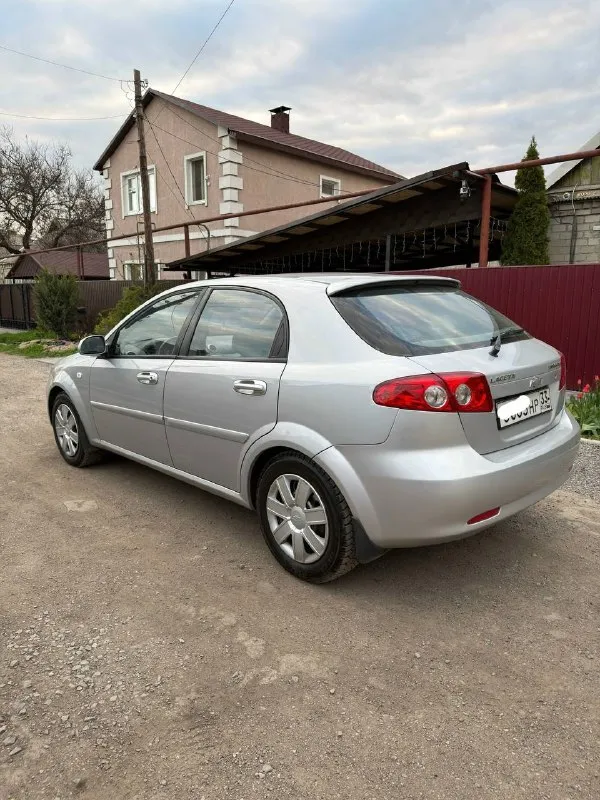 Продам chevrolet lacetti 2009 г. в. у автомобиля 2-владельца за всю историю. двигатель 1.6,пробег 140.000. автомобиль не бит, не крашен. по технической части автомобиль без нареканий. двс и кпп работают идеально. салон автомобиля чист и ухожен. комплектация ( полный электро пакет с отключением стеклоподъемников у пассажиров, управление музыки с руля, кондиционер, абс, airbag, гур) имеется сервисная книжка с записями, два ключа, сигнализация starline (два брелка)с обратной связью и автазапуском. 2 дня назад пройден тех. осмотр, диагностика на руках в мрео можно ехать оформлять сразу. цена 600.000.есть видеообзор max 89939173771 сотовый 89490938925 - фотография - 1