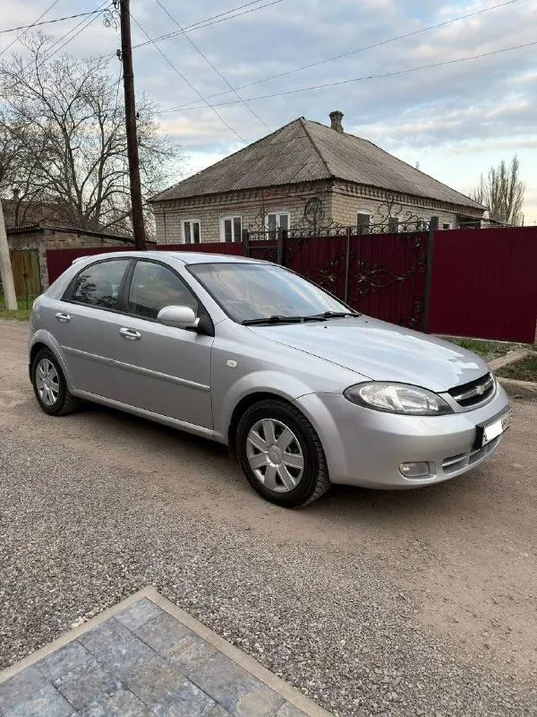 Продам chevrolet lacetti 2009 г. в. у автомобиля 2-владельца за всю историю. двигатель 1.6,пробег 140.000. автомобиль не бит, не крашен. по технической части автомобиль без нареканий. двс и кпп работают идеально. салон автомобиля чист и ухожен. комплектация ( полный электро пакет с отключением стеклоподъемников у пассажиров, управление музыки с руля, кондиционер, абс, airbag, гур) имеется сервисная книжка с записями, два ключа, сигнализация starline (два брелка)с обратной связью и автазапуском. 2 дня назад пройден тех. осмотр, диагностика на руках в мрео можно ехать оформлять сразу. цена 600.000.есть видеообзор max 89939173771 сотовый 89490938925 - фотография - 2